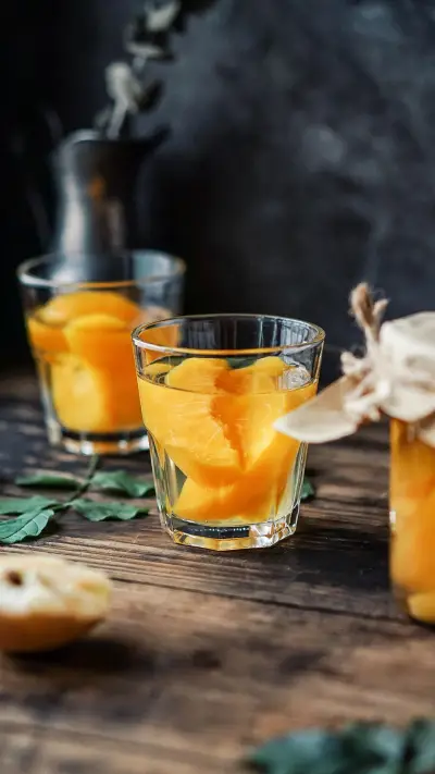 夏天里的冰镇水果罐头