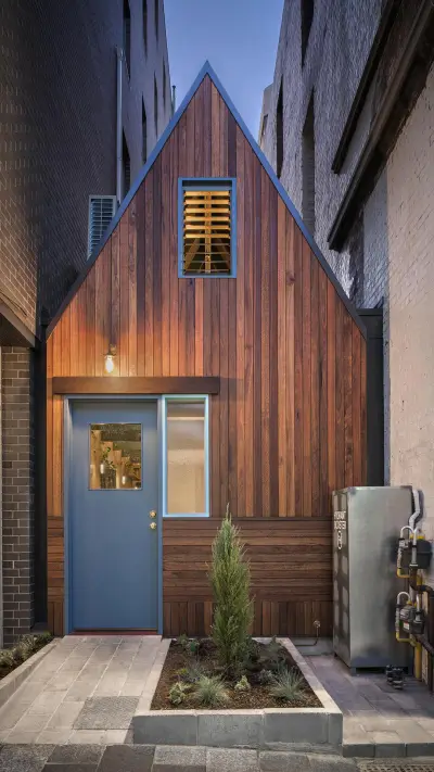 “夹缝求生”的酒吧