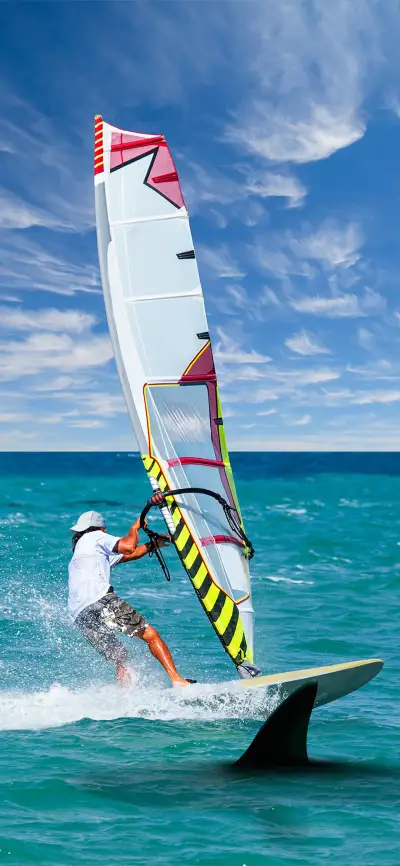 海中帆船运动壁纸-锐景创意