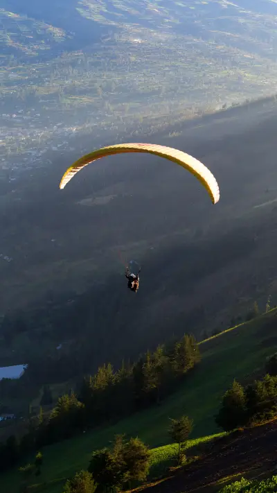 自由的滑翔伞壁纸-锐景创意